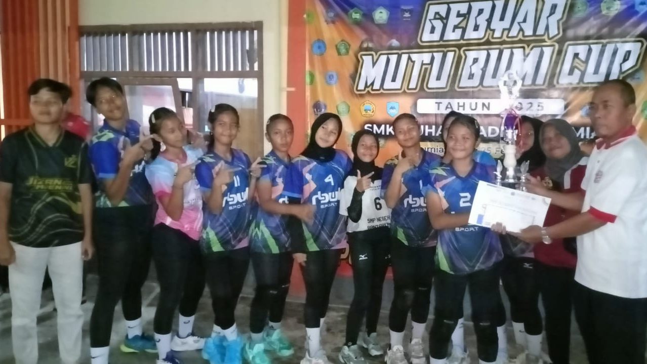 SMP Negeri 1 Bantarkawung menerima tropi juara 1 Voli Putri di ajang MUTU BUMI Cup 2025.