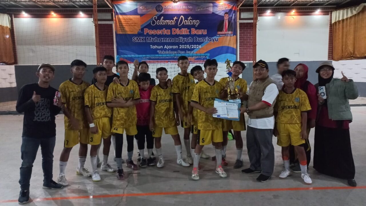 SMP Negeri 1 Bantarkawung menerima tropi juara 1 Footsal di ajang MUTU BUMI Cup 2025.