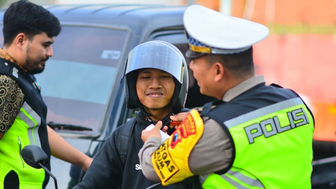 Personel Polres Brebes mendapati beberapa pelanggaran saat operasi keselamatan candi 2025. (dok. Humas Polres Brebes)