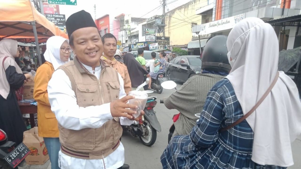 Kepala SMK MUTUBUMI Fais Hanani, S.Pd., M.Pd. ikut membagikan takjil kepada pengguna jalan yang melintas di Jalan Pangeran Diponegoro Bumiayu, Jumat 21/3/2025) petang. Foto: Portal Pantura/Yudhi Prasetyo.