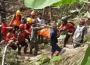 Tim SAR gabungan evakuasi korban longsor di Brebes. Foto: Istimewa.