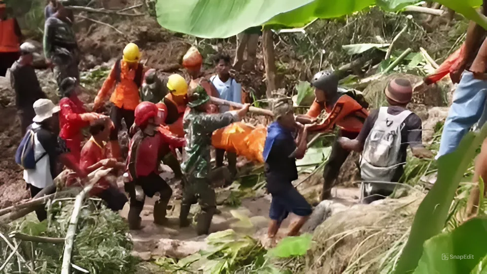 Tim SAR gabungan evakuasi korban longsor di Brebes. Foto: Istimewa.