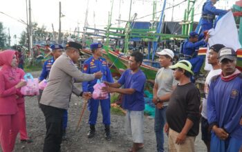 Gandeng Bhayangkari, Kapolres Tegal Bagikan Takjil kepada Nelayan