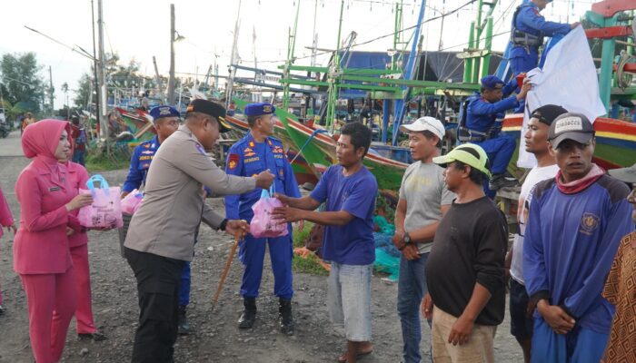 Gandeng Bhayangkari, Kapolres Tegal Bagikan Takjil kepada Nelayan