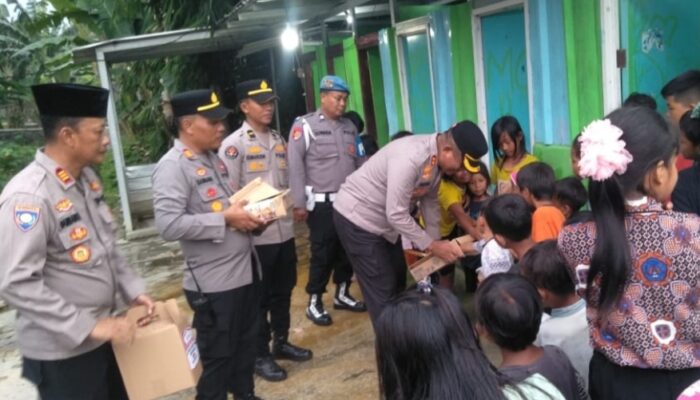 Di Tengah Hujan, Kapolres Tegal Pimpin Baksos Polri Presisi di Bantaran Sungai