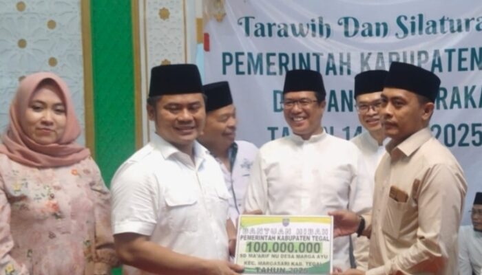 Tarhim di Masjid Sholahudin Margasari Bupati Tegal Ischak Maulana Salurkan Bantuan