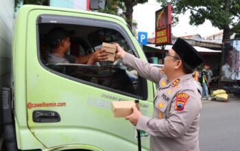 Kapolres Brebes Bagikan Takjil sambil Ingatkan Keselamatan Berkendara