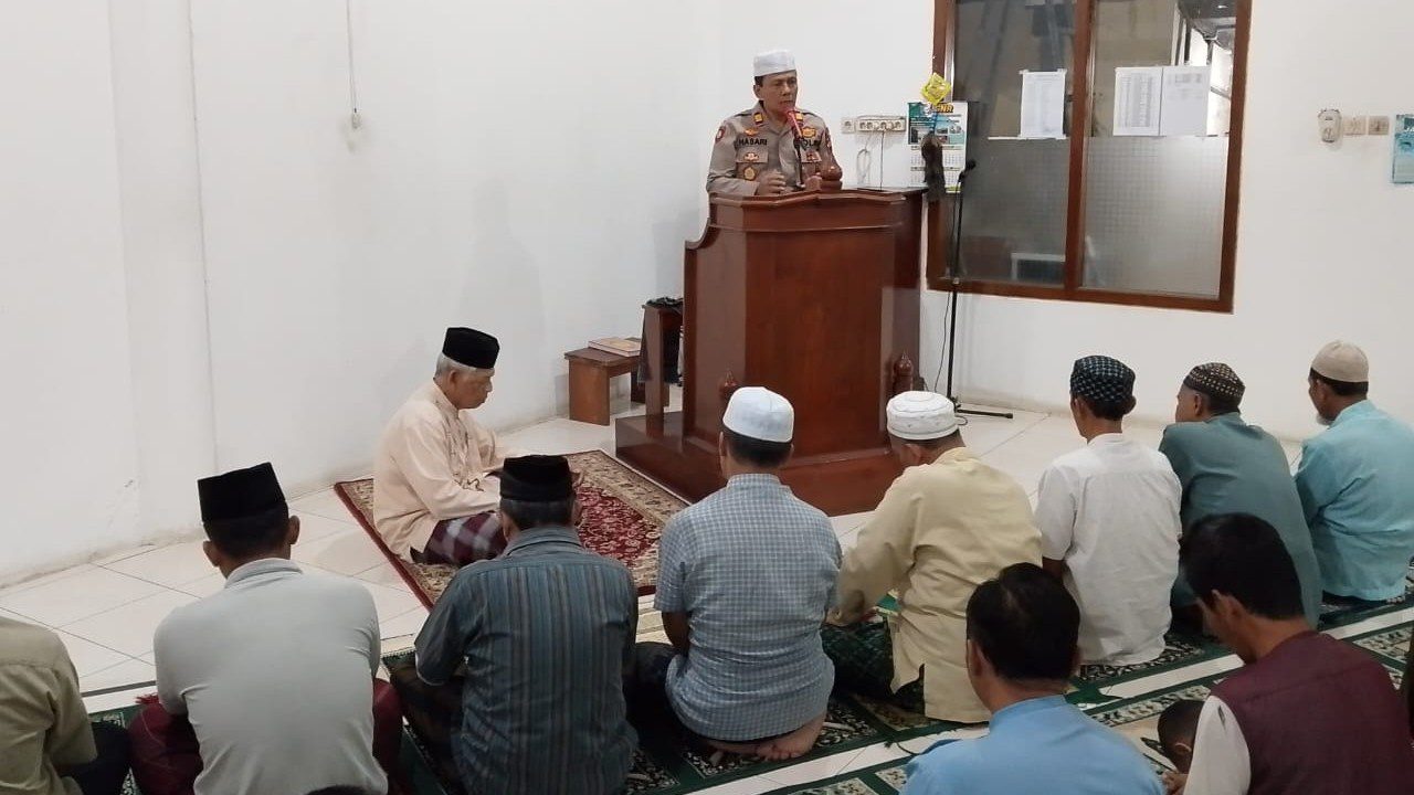 Kapolsek Tonjong AKP Hasari edukasi masyarakat tentang bahaya narkoba dan judi melalui Kultum. Foto: dok. Polsek Tonjong.