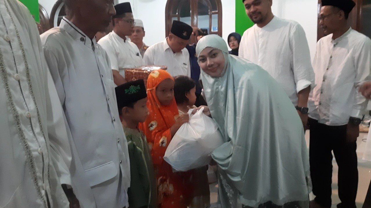 Bupati Brebes Hj. Paramitha Widya Kusuma, SE., MM., menyalurkan bantuan untuk anak yang membutuhkan dan madjid. Foto: Portal Pantura/Yudhi Prasetyo.