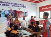 Perwakilan Sharp Indonesia bersama perwakilan sekolah dan perwakilan dinas pendidikan meresmikan program Sharp melalui pengguntingan bunga.