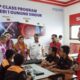 Perwakilan Sharp Indonesia bersama perwakilan sekolah dan perwakilan dinas pendidikan meresmikan program Sharp melalui pengguntingan bunga.