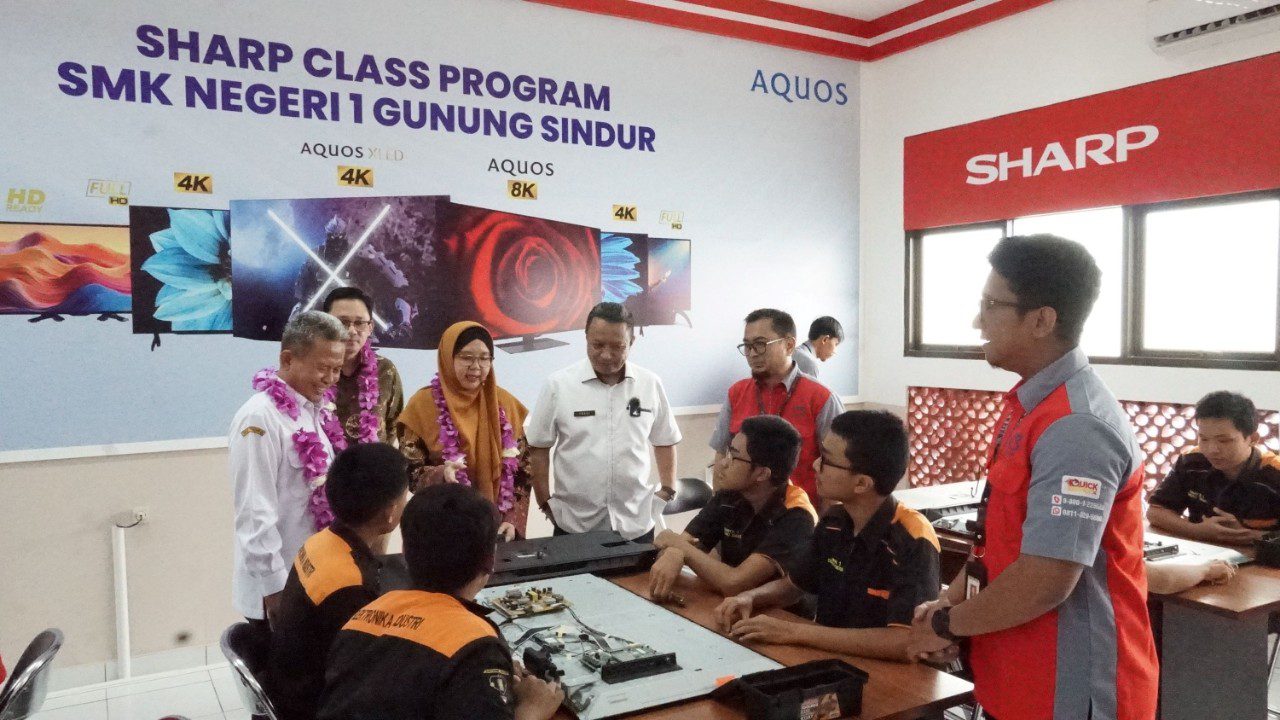 Perwakilan Sharp Indonesia bersama perwakilan sekolah dan perwakilan dinas pendidikan meresmikan program Sharp melalui pengguntingan bunga.