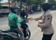 Serba-serbi Ramadan Polres Brebes Bagikan Takjil Gratis untuk Pengguna Jalan